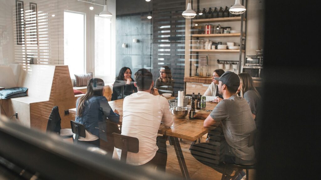 Personnes en discussion autour d’une table de travail